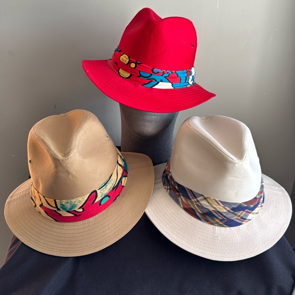 3 Stetson hates, the Tan and Red has no liner see pictures. All are medium